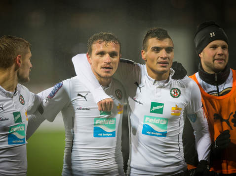 Örebros Shpetim Hasani gör 1-0 och jublar med Ahmed Yasin
