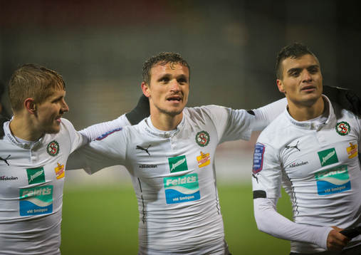 Örebros Shpetim Hasani gör 1-0 och jublar med Ahmed Yasin