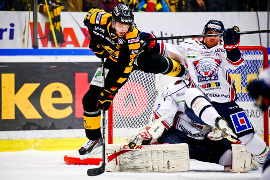 Skellefteås Jimmie Ericsson styr pucken mot Linköpings