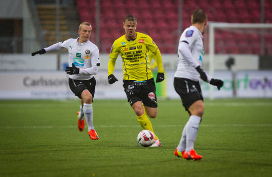 Mjällbys Marcus Ekenberg jagas av Örebros Daniel