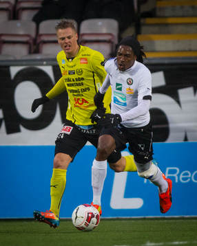 Mjällbys Mattias Håkansson och Örebros Ayanda Nkili