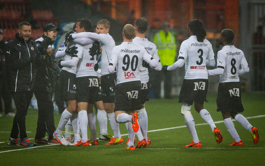 Örebros Shpetim Hasani gör 1-0 och jublar med Ahmed
