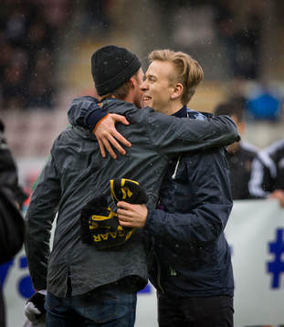 Mjällbys och Örebros supportrar byter halsdukar innan