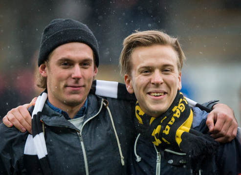 Mjällbys och Örebros supportrar byter halsdukar innan