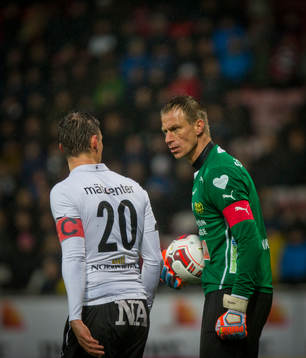 Mjällbys målvakt Mattias Asper är arg på Örebros Erik