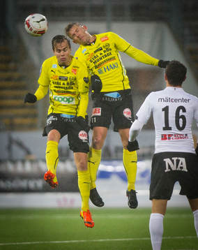Mjällbys Andreas Blomqvist och Patrik Ingelsten nickar