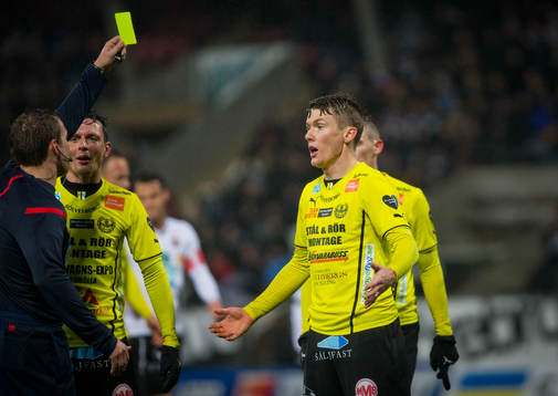 Mjällbys Viktor Agardius får gult kort och deppar