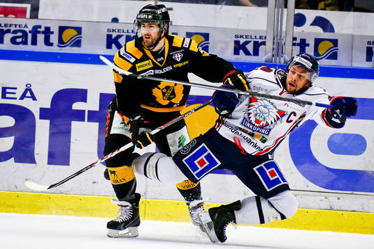 Skellefteås Bud Holloway tacklar Linköpings Magnus
