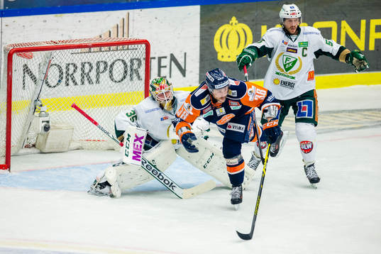 Växjös Johan Markusson mellan Färjestads målvakt