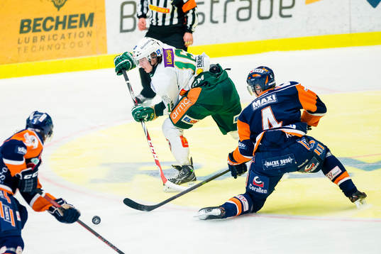 Färjestads Joakim Nygård jagas av Växjös Niclas Lundgren