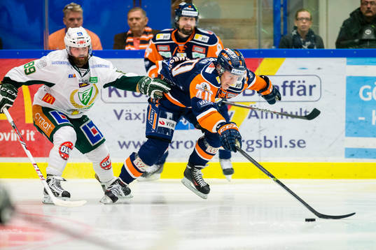 Växjös Dennis Rasmussen jagas av Färjestads Jack Connolly