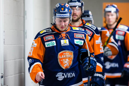 Växjös David Åslin på väg ut till tredje perioden
