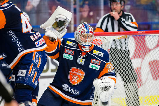Växjös målvakt Teemu Lassila håller pucken