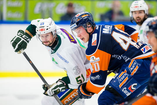 Växjös Dennis Rasmussen jagas av Färjestads Rickard