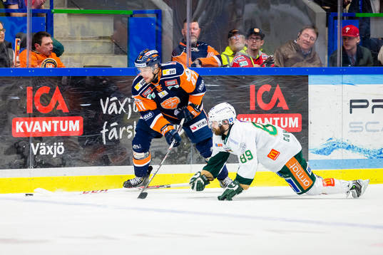 Växjös Robert Rosén jagas av Färjestads Jack Connolly
