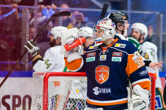 Växjös målvakt Teemu Lassila deppar
