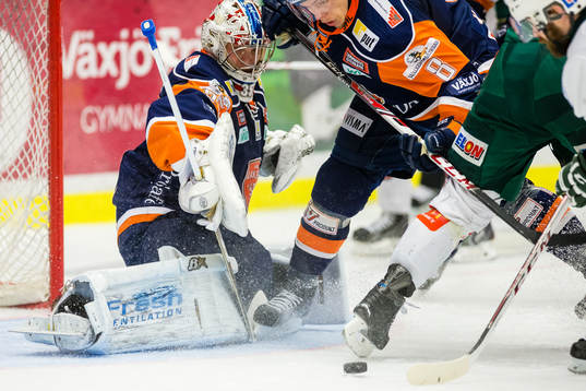 Kamp framför Växjös målvakt Teemu Lassila