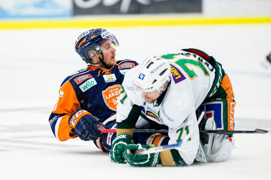 Färjestads Christian Berglund ramlar över Växjös Erik