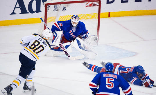 Buffalos Chris Stewart skjuter mot New Yorks målvakt