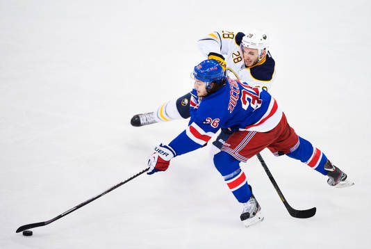 New Yorks Mats Zuccarello utmanas av Buffalos Zemgus