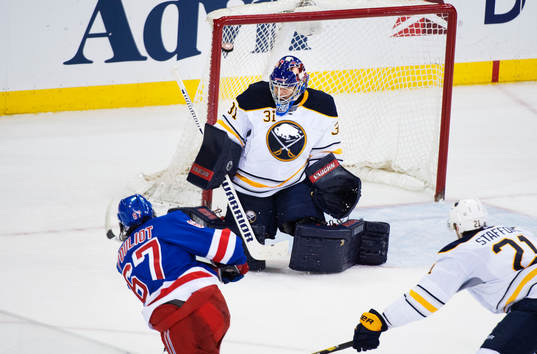 New Yorks Benoit Pouliot skjuter in 1-1 bakom Buffalos