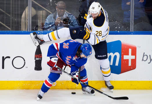 New Yorks Mats Zuccarello utmanas av Buffalos Zemgus