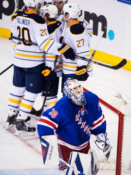 New Yorks målvakt Henrik Lundqvist deppar