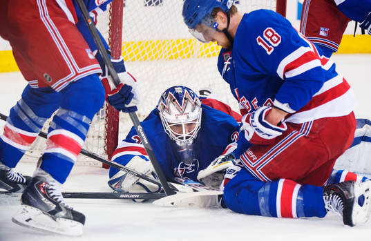 New Yorks målvakt Henrik Lundqvist räddar ett skott