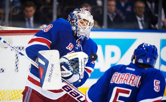 New Yorks målvakt Henrik Lundqvist räddar ett skott