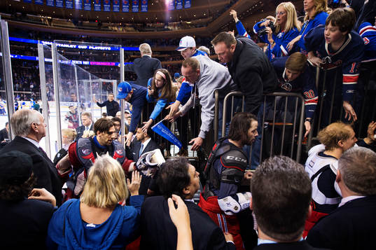 New Yorks målvakt Henrik Lundqvist (t v) lämnar isen