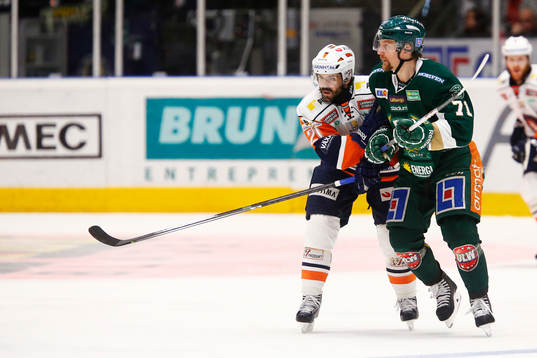 Färjestads Christian Berglund och Växjös Cory Murphy