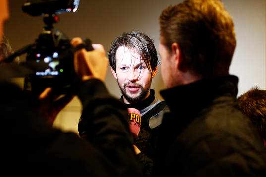 Färjestads Rickard Wallin blir intervjuad