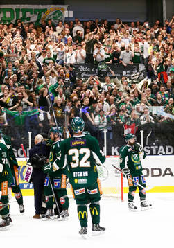 Jubel i hos supportrar och spelare i Färjestads