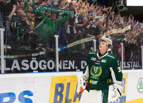 Färjestads målvakt Fredrik Pettersson Wentzel tar emot