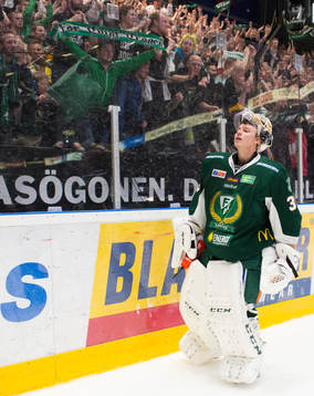 Färjestads målvakt Fredrik Pettersson Wentzel tar emot