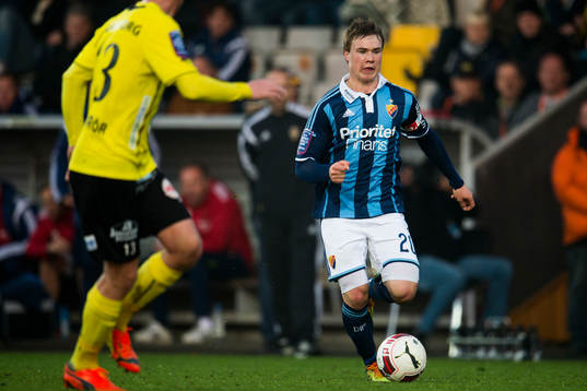 Djurgårdens Simon Tibbling driver upp bollen