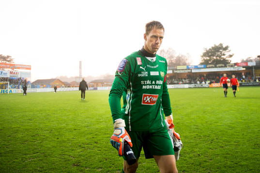 Mjällbys målvakt Mattias Asper deppar