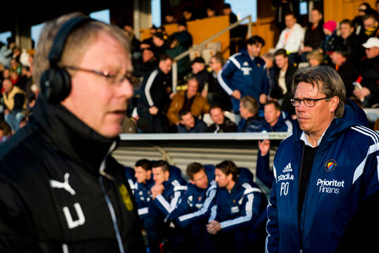 Djurgårdens tränare Per Olsson och i förgrunden