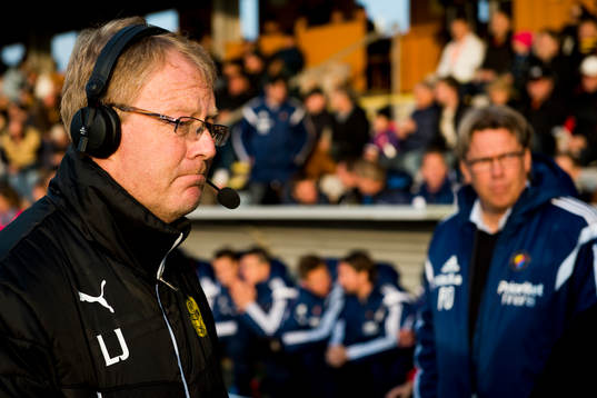Mjällbys tränare Lars Jacobsson och i bakgrunden