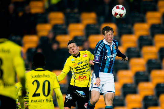 Mjällbys Kristian Haynes i nickduell med Djurgårdens