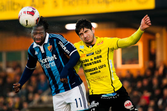 Djurgårdens Amadou Jawo i nickduell med Mjällbys Danny