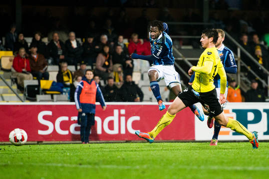 Djurgårdens Amadou Jawo skjuter framför Mjällbys Danny