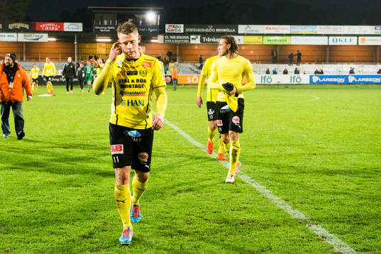 Mjällbys Patrik Ingelsten lämnar planen