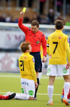 domare Markus Strömbergsson ger varning till Falkenbergs