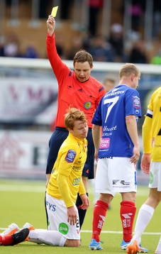 domare Markus Strömbergsson ger varning till Falkenbergs