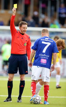 domare Markus Strömbergsson ger varning till Falkenbergs