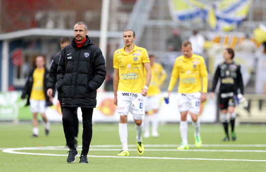 Falkenbergs tränare Henrik Larsson deppar