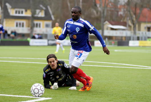 Målgörare Åtvidabergs John Owoeri och Falkenbergs