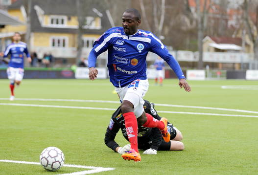 Målgörare Åtvidabergs John Owoeri och Falkenbergs