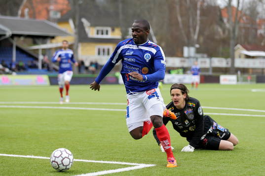 Målgörare Åtvidabergs John Owoeri och Falkenbergs